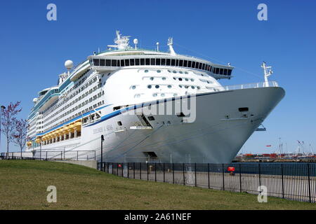 Explorer of the Seas, Voyager-Klasse Kreuzfahrtschiff am Cape Liberty Cruise Port angeschlossen ist Stockfoto