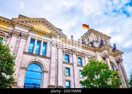 Der Reichstag Nationalflagge montiert auf der Spitze des Turms, mit stonesculptures, Berlin, Deutschland Stockfoto