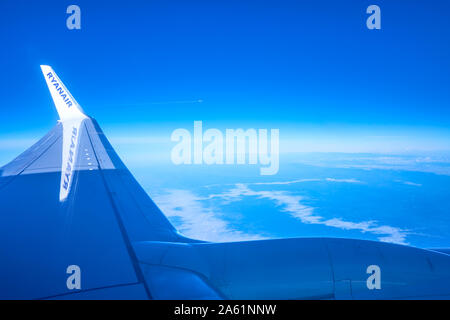 BERLIN, DEUTSCHLAND - 3. Oktober 2019: Der schöne Blick aus dem Bullauge der Flugzeuge am Himmel mit Wolken über das Land von Deutschland mit flyin Stockfoto