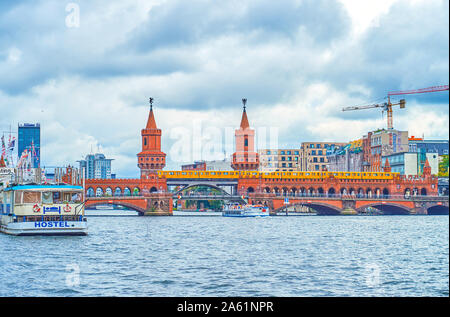 BERLIN, DEUTSCHLAND - 3. OKTOBER 2019: Die Oberbaumbrucke (Oberbaumbrücke) ist eine historische Brücke über die Spree wird einer der bemerkenswertesten Touris Stockfoto