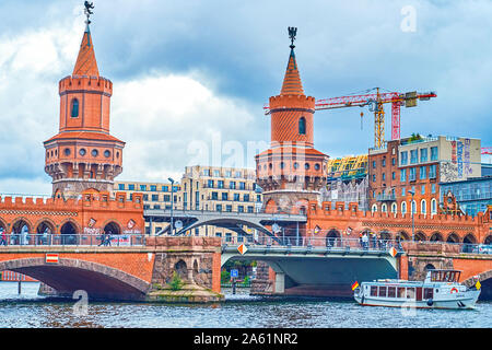 BERLIN, DEUTSCHLAND - OKTOBER 3, 2019: Die schöne historische Oberbaumbrücke mit zwei Türmen auf Spree, am 3. Oktober in Berlin. Stockfoto