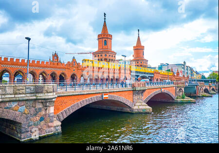 BERLIN, DEUTSCHLAND - 3. Oktober 2019: Der gelbe Zug der Metro U-bahn Fahrten auf der oberen Stufe des berühmten oberbaum Brücke, am 3. Oktober in Berlin. Stockfoto