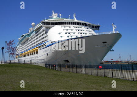 Explorer of the Seas, Voyager-Klasse Kreuzfahrtschiff am Cape Liberty Cruise Port, Bayonne, NJ, USA angedockt Stockfoto