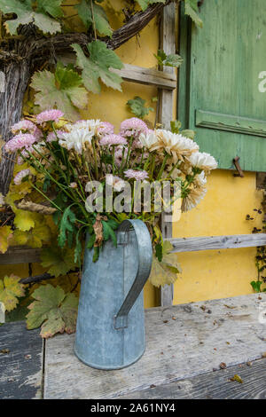 Bad Windsheim, Deutschland - 16. Oktober 2019: Blick auf ein Fenster mit herbstlichen Blumen, romantischen Herbst. Alte deutsche Dörfer. Stockfoto