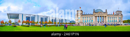 BERLIN, DEUTSCHLAND - OKTOBER 3, 2019: Amazing Ensemble von Regierungsgebäuden auf dem Platz der Republik mit modernen Paul-Lobe Haus und historischen Reichstag, Stockfoto