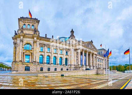 BERLIN, DEUTSCHLAND - 3. OKTOBER 2019: Die historischen Reichstag ist eines der bekanntesten Gebäude im Zentrum von Berlin, und es ist der Treffpunkt der Deutschen Stockfoto