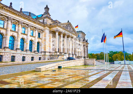 BERLIN, DEUTSCHLAND - 3. OKTOBER 2019: Die herrliche Fassade der Reichstag mit nationalen und EU-Flaggen vor dem Eingang portal Oktober Stockfoto