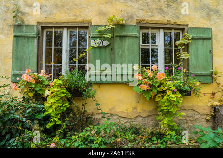 Bad Windsheim, Deutschland - 16. Oktober 2019: Blick auf ein Fenster mit herbstlichen Blumen, romantischen Herbst. Alte deutsche Dörfer. Stockfoto