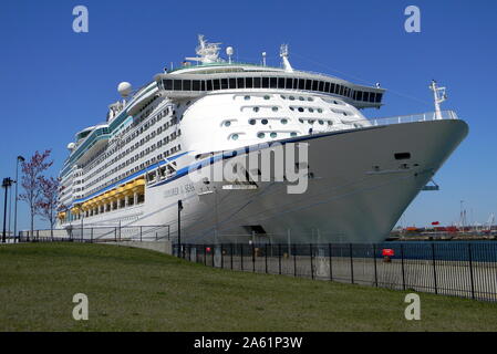 Explorer of the Seas, Voyager-Klasse Kreuzfahrtschiff am Cape Liberty Cruise Port angeschlossen ist Stockfoto