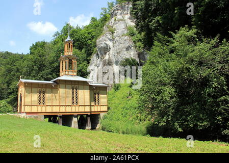 Katholische Kapelle über dem Wasser strömen an ojcow Nationalpark Stockfoto