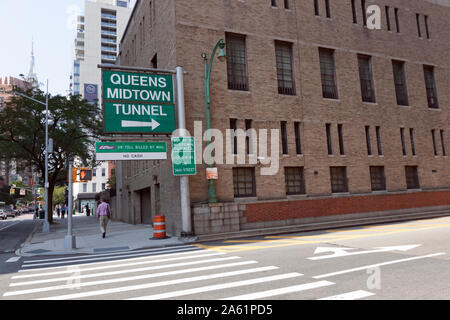 Queens Midtown Tunnel alternative Route Eingang sign off East 34th Street, in Midtown Manhattan. Stockfoto
