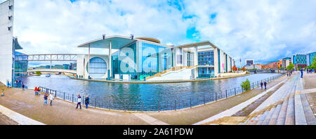 BERLIN, DEUTSCHLAND - 3. OKTOBER 2019: Panoramablick auf Kurve Spree mit modernen Marie-Elisabeth-Luders-Haus Regierung Gebäude auf der Bank, auf Okt Stockfoto