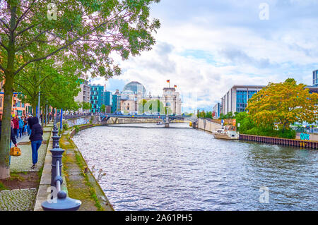 BERLIN, DEUTSCHLAND - 3. Oktober 2019: Der Blick auf die Spree, die durchgangsstraße in der Stadt, und monumentale Reichstag mit Glaskuppel Stockfoto