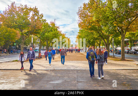 BERLIN, DEUTSCHLAND - OKTOBER 3, 2019: Die Menschen laufen Sie entlang der berühmten Zentralen Unter Der Linden Boulevard in der Umgebung von der Linden, das führt zu der Bh Stockfoto