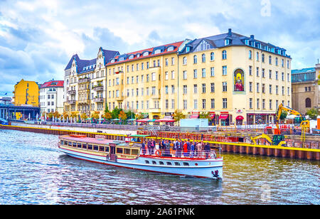 BERLIN, DEUTSCHLAND - 3. OKTOBER 2019: Die Partei auf der touristischen Boot, Segeln entlang der Spree in historischen Nachbarschaft, am 3. Oktober in Berlin. Stockfoto