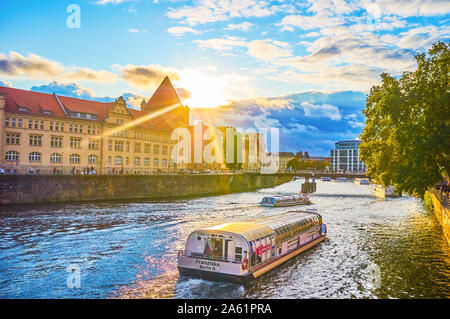 BERLIN, DEUTSCHLAND - 3. OKTOBER 2019: Die Freizeit boot Stadtrundfahrt entlang der Spree am Abend, am 3. Oktober in Berlin. Stockfoto