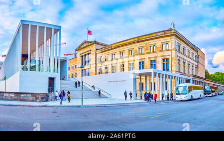 BERLIN, DEUTSCHLAND - 3. Oktober 2019: Das historische Gebäude des Neuen Museums (Neues Museum) und modernen James Simon Galerie mit weißem Stein Treppen auf Stockfoto