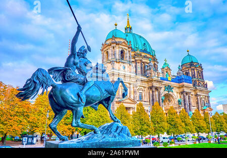 BERLIN, DEUTSCHLAND - 3. OKTOBER 2019: Die bronzeskulptur des Amazonas im Kampf mit dem Löwen an der Fassade des Alten Museums mit Blick auf Dom auf T Stockfoto