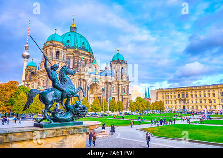 BERLIN, DEUTSCHLAND - 3. Oktober 2019: Der Blick von der Balustrade des Alten Museums mit Bronze Skulptur des Löwen Kämpfer auf wenige Menschen in Lustgarte Stockfoto