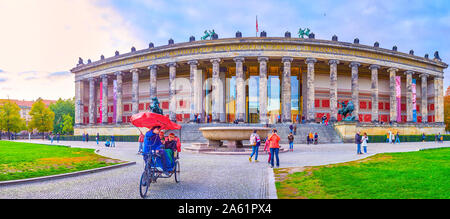 BERLIN, DEUTSCHLAND - 3. OKTOBER 2019: Die besichtigung Zyklus Rikscha Fahrer am Altes (Altes Museum), zeigt die Sehenswürdigkeiten der Umgebung, auf Octo Stockfoto