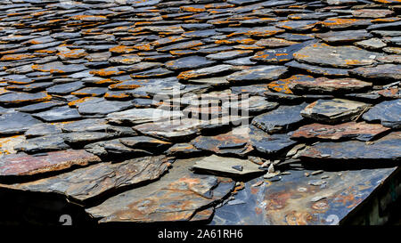 Dach von Haus aus Schiefer, Steine, alten Mauerwerk. Hintergrund raue Textur. Dorf Dartlo Tuscheti region, Georgia. Stockfoto