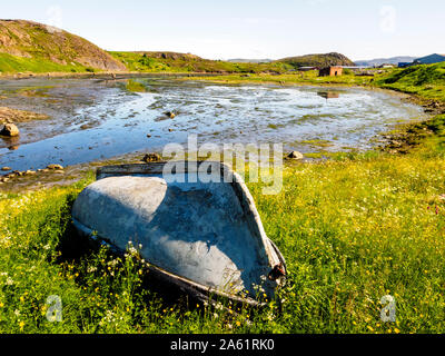 Alte blaue Holz Fischerboot an der Küste verlassen Stockfoto
