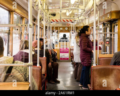 Antalya, Türkei - 22. Februar 2019: die Menschen gehen von retro Straßenbahn in Antalya Stockfoto