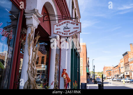 Stillwater, Minnesota - Oktober 14, 2019: Zeichen für Tremblays Sweet Shop, ein Süßwarengeschäft in Downtown Historic Stillwater, gerade außerhalb der Twin Cities M Stockfoto