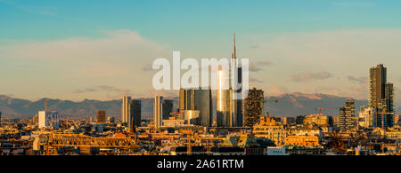 Luftaufnahme von Mailand Skyline bei Sonnenuntergang mit Alpen im Hintergrund. Stockfoto