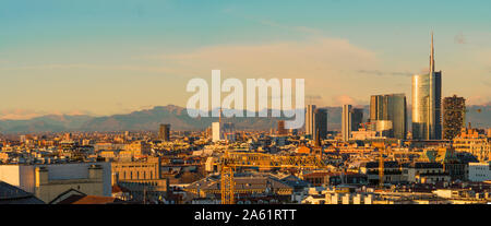 Luftaufnahme von Mailand Skyline bei Sonnenuntergang mit Alpen im Hintergrund. Stockfoto