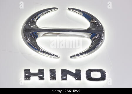 Tokio, Japan. 23 Okt, 2019. Ein Logo von Hino ist während einer Pressekonferenz auf der 46. Tokyo Motor Show 2019 in Tokyo Big Sight gesehen. Tokyo Motor Show 2019 präsentiert neue Mobilität Technologien aus Japan und Übersee Automobilhersteller. Die Ausstellung ist für die Öffentlichkeit vom 25. Oktober bis 4. November. Credit: Rodrigo Reyes Marin/ZUMA Draht/Alamy leben Nachrichten Stockfoto