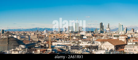 Mailand Skyline. Große Panoramablick von Milano, Italien. Die Bergkette der Lombardischen Alpen im Hintergrund. Italienische Landschaft. Stockfoto