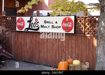 Stillwater, Minnesota - Oktober 14, 2019: Zeichen für Leos Grill und Malz, Shop, ein Restaurant in Downtown Historic Stillwater, nur außerhalb der Stadt Stockfoto