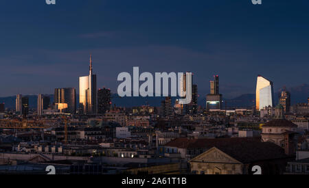 Luftaufnahme von Mailand Skyline bei Sonnenuntergang mit Alpen im Hintergrund. Stockfoto