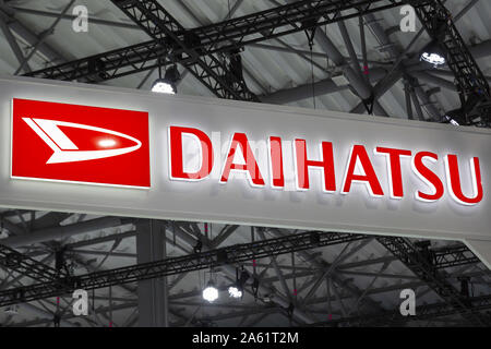 Tokio, Japan. 23 Okt, 2019. Ein Logo von Daihatsu ist während einer Pressekonferenz auf der 46. Tokyo Motor Show 2019 in Tokyo Big Sight gesehen. Tokyo Motor Show 2019 präsentiert neue Mobilität Technologien aus Japan und Übersee Automobilhersteller. Die Ausstellung ist für die Öffentlichkeit vom 25. Oktober bis 4. November. Credit: Rodrigo Reyes Marin/ZUMA Draht/Alamy leben Nachrichten Stockfoto