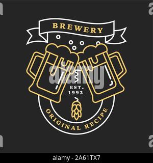 Lineare goldene Brauerei Logos. Etiketten mit Glas Bier und Hopfen. Vintage Handwerk Bier Retro Design Elemente, Emblemen, Symbolen und Icons oder pub Etiketten, Stock Vektor