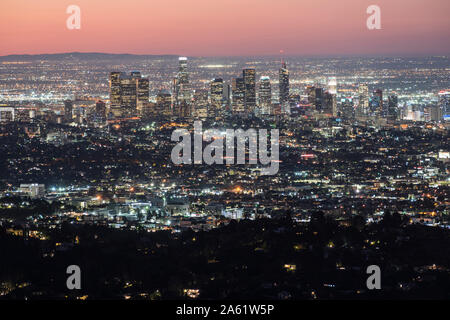 Predawn Stadtbild Blick auf Downtown Los Angeles Skyline. Von der Bergspitze am populären Griffith Park in Südkalifornien erschossen. Stockfoto