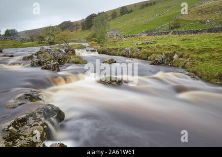 River Wharfe, Langstrothdale, Deepdale, Yorkshire Dales National Park, im oberen Bereich mit Wharfedale neben der Dales weg. Stockfoto