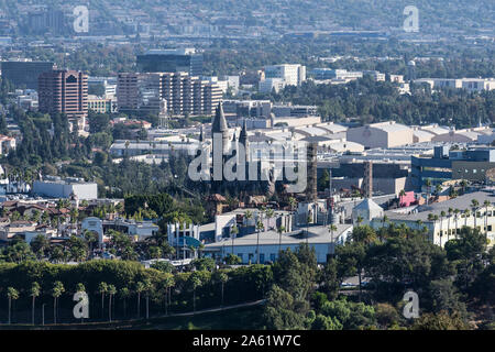 Los Angeles County, Kalifornien, USA - 20. Oktober 2019: Morgen Blick auf Universal City Hollywood Attraktionen und Warner Bros Ateliers. Stockfoto