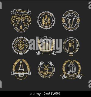 Satz linearer goldene Brauerei Logos. Etiketten mit Flaschen und Hopfen. Vintage Handwerk Bier Retro Design Elemente, Emblemen, Symbolen und Icons oder pub Etiketten, Stock Vektor