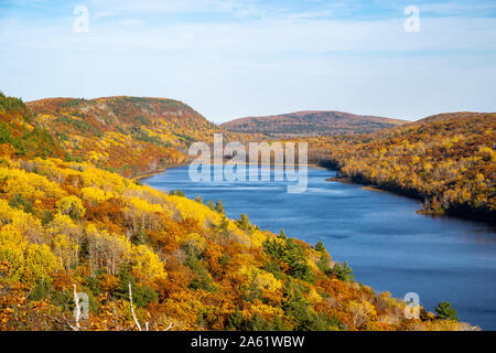 See von den Wolken im Herbst mit schönen Herbst Blätter auf den Bäumen, in Porcupine Mountains Michigan Stockfoto