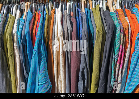 Leinen und Baumwolle Bekleidung Kleiderbügel Street Market Stockfoto