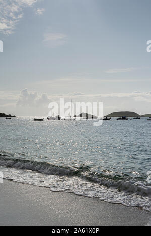 Boote in höheren Stadt Bay auf St. Martin, Isles of Scilly Stockfoto