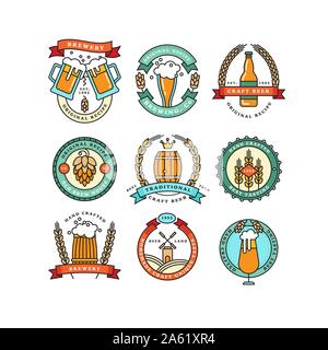 Satz linearer Brauerei Logos. Etiketten mit Flaschen und Hopfen. Vintage Handwerk Bier Retro Design Elemente, Emblemen, Symbolen und Icons oder pub Etiketten, Abzeichen Stock Vektor