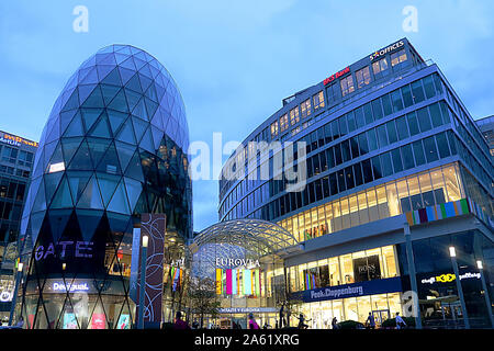 Bratislava, Slowakei - September 02, 2019: Galleria Eurovea Einkaufszentrum am Abend Stockfoto