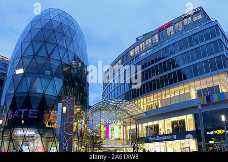 Bratislava, Slowakei - September 02, 2019: Galleria Eurovea Einkaufszentrum am Abend Stockfoto