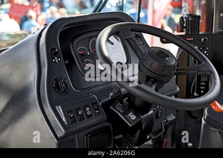 Das Lenkrad und die Bedienelemente in der Kabine des neuen Traktors, Blick in die industrielle Fahrzeug. Stockfoto