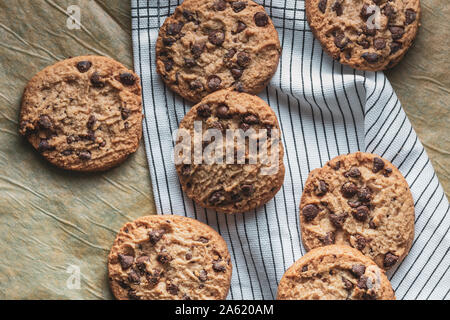 Hausgemachte Schokolade Cookies auf Backpapier und mit einem weißen Tuch. Stockfoto