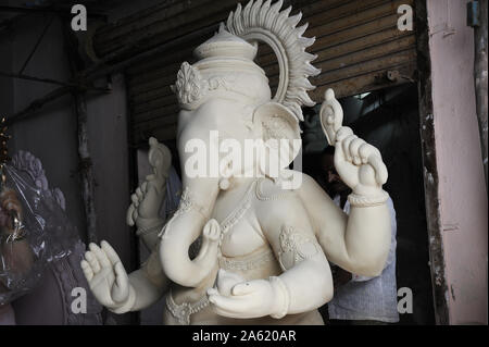 Mumbai, Maharashtra, Indien, Südostasien: Workshop für die großen Idole von Lord Ganesh elefantenköpfige Ganesha Hindu Gott für Ganpati Festival. Stockfoto