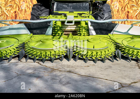 Moderne Traktor, Düse für frisches Gras mähen Nahaufnahme Stockfoto